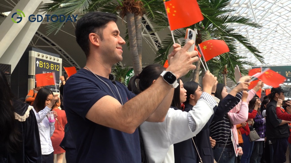New Year's Day flash mob performance ignites transport hubs in Guangzhou
